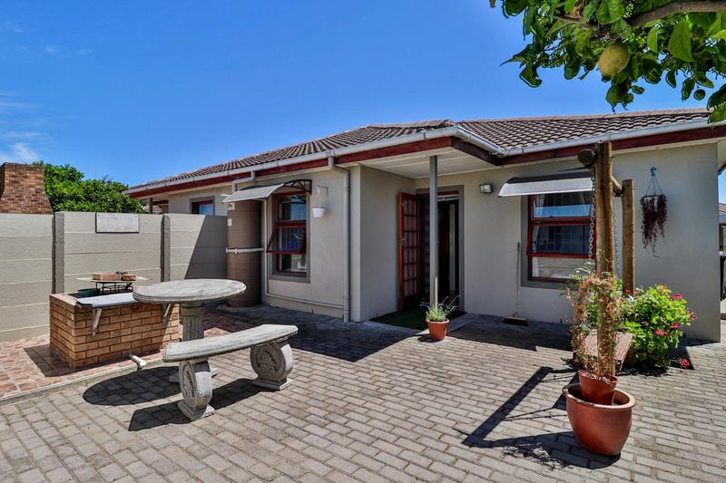 3 Bedroom Property for Sale in Loucharmante Western Cape